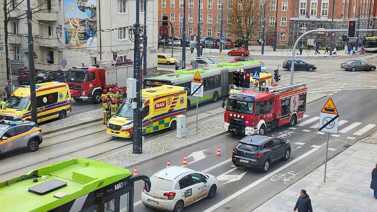 Wypadek w centrum Olsztyna: pieszy potrącony przez autobus MPK, 7 osób poszkodowanych ruch drogowy Wiadomości, Szczytno