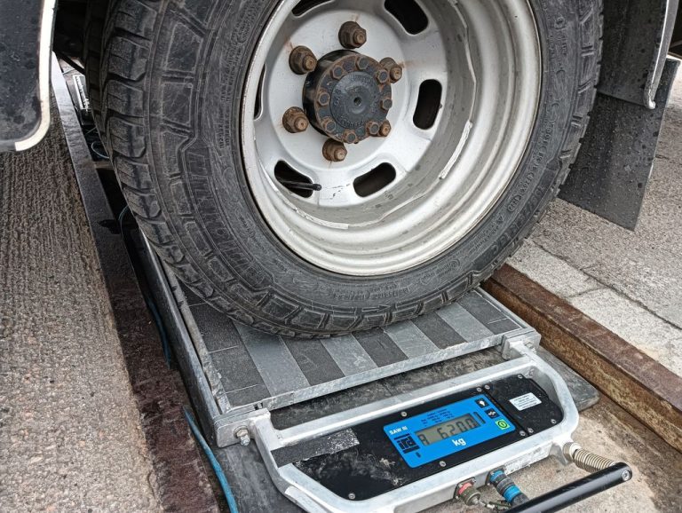 Wi&oacute;zł ładunek cięższy o 4400 kg. Mandat za przekroczenie masy