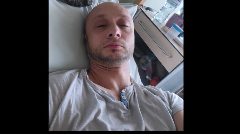 Mariusz Sakowski, samotny ojciec, zmaga się z poważnymi skutkami udaru niedokrwiennego