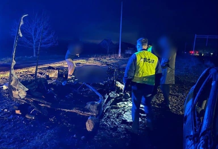 Tragiczny pożar przyczepy kempingowej – jedna osoba nie żyje
