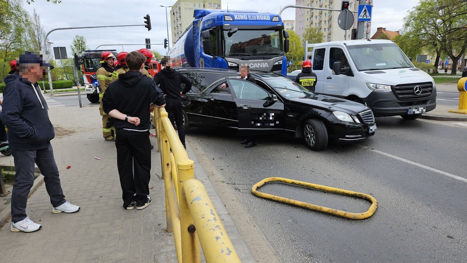 Zderzenie ciężarówki z karawanem w Olsztynie – jedna osoba w szpitalu ruch drogowy Wiadomości