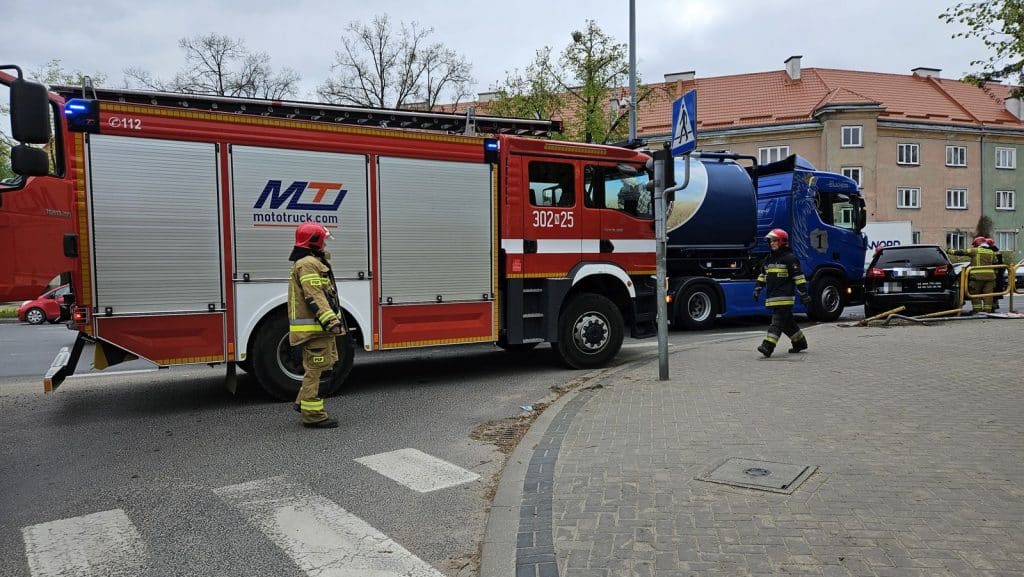 Zderzenie ciężarówki z karawanem w Olsztynie – jedna osoba w szpitalu ruch drogowy Olsztyn, Wiadomości, zShowcase