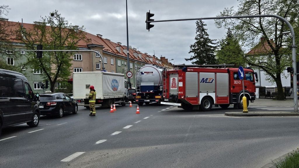 Zderzenie ciężarówki z karawanem w Olsztynie – jedna osoba w szpitalu ruch drogowy Olsztyn, Wiadomości, zShowcase