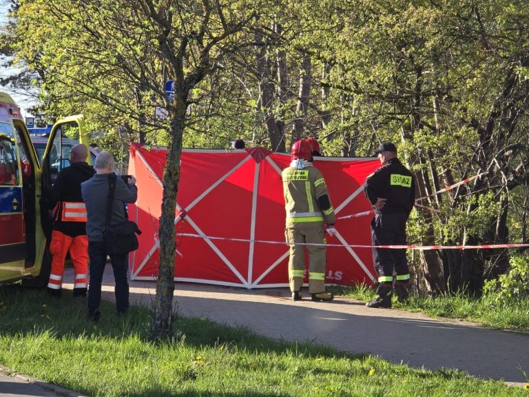 Kolejne utonięcie w jeziorze Długim. Wyłowiono martwego mężczyznę koło przystanku