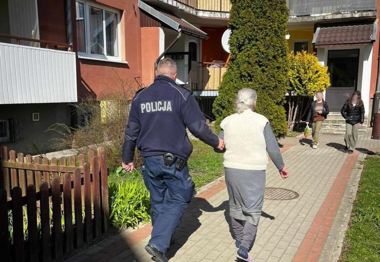 Dzięki czujności obywatela, 86-letnia kobieta mogła bezpiecznie wrócić do swojego domu