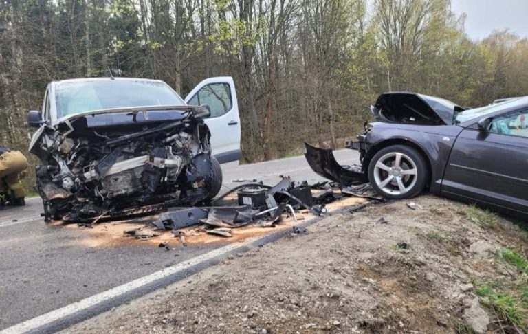 Wypadek drogowy. Kierowcy Toyoty i Audi trafili do szpitala
