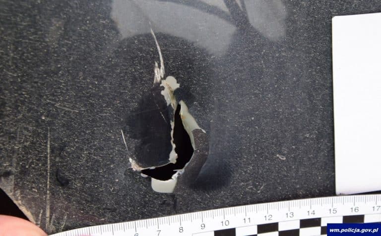 Mężczyzna kosą zaatakował samochód stojący na czerwonym świetle