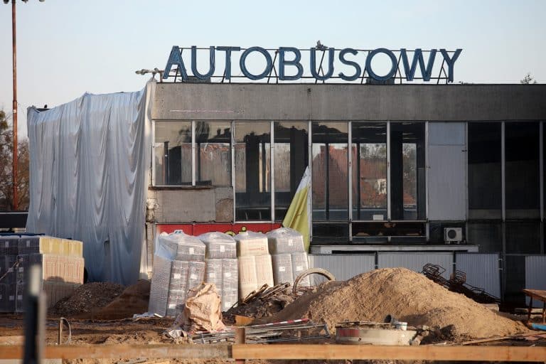 Koniec budowy nowego dworca PKP. Nowy termin. Co z opuszczonym dworcem autobusowym?