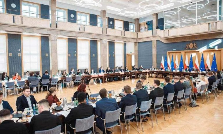 II kadencja Młodzieżowego Sejmiku Wojew&oacute;dztwa czeka na kandydat&oacute;w