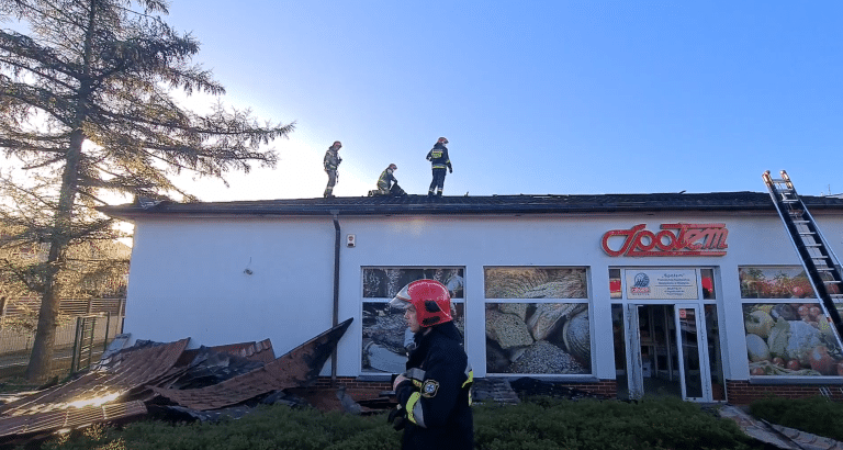 Syreny straży pożarnej obudziły Zatorze. Płonął sklep Społem