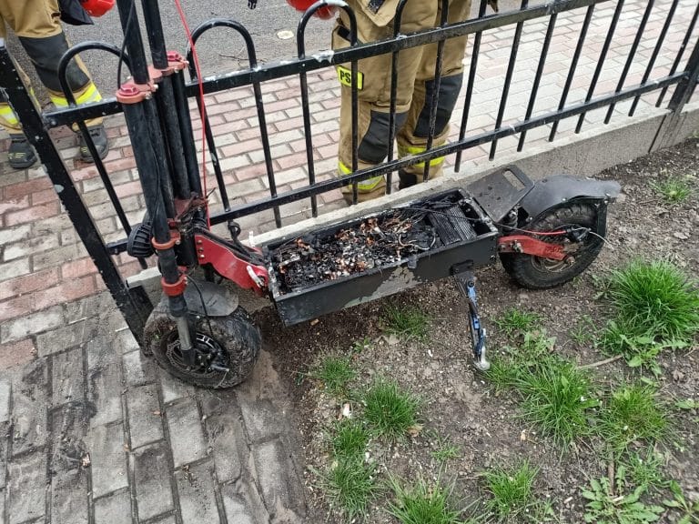 Pożar hulajnogi elektrycznej w piwnicy