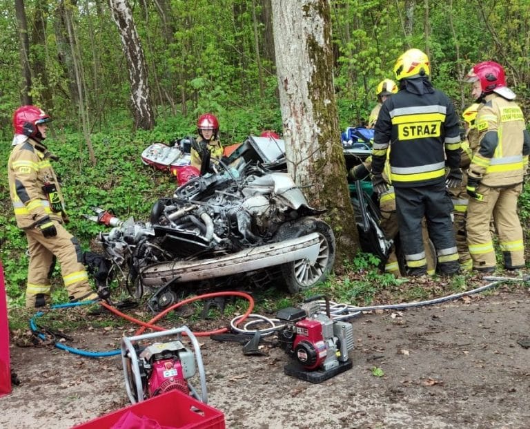 BMW zjechało z drogi i uderzyło w drzewo. Życie straciła 22-letnia kobieta