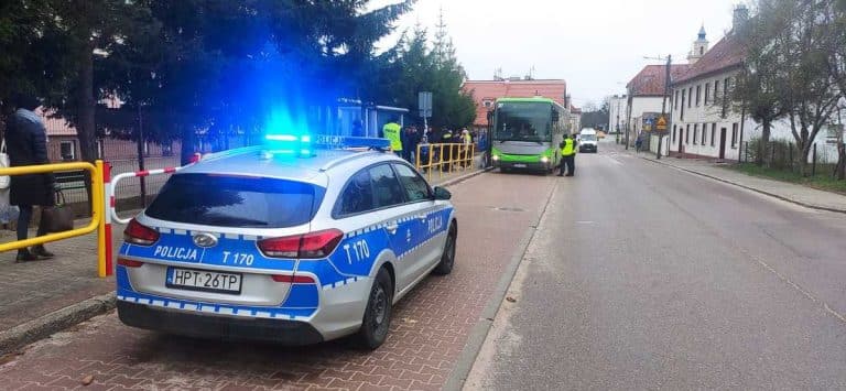 Bezpieczeństwo dzieci w drodze do szkoły. Wsp&oacute;lne działania policji i straży miejskiej w Olsztynku