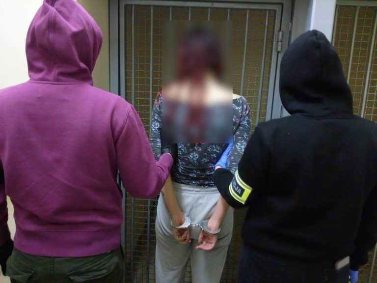 Policjanci w Olsztynie zatrzymali kobietę i mężczyznę. Zmusili znajomego do przelania 20 tys. zł