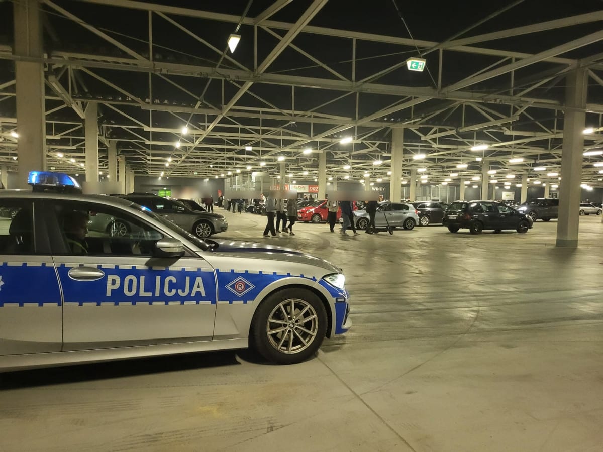 120 pojazdów na parkingu Leroy Merlin. Wielu kierowców przestało lubić policjantów kontrola drogowa Wiadomości, zShowcase