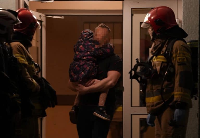 Akcja strażak&oacute;w przy ul. Srebrnej w Olsztynie. Ewakuowano mieszkańc&oacute;w bloku