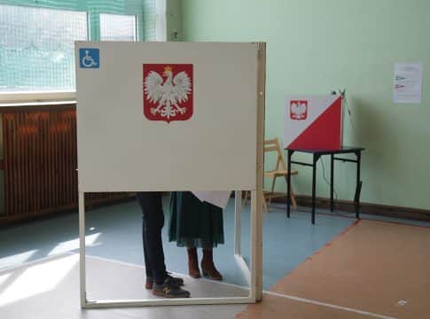 Osoba głosująca w lokalu wyborczym w Olsztynie.