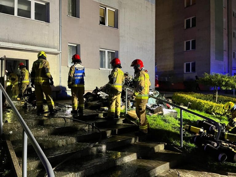 Trudna akcja gaśnicza… strażacy musieli najpierw posprzątać mieszkanie