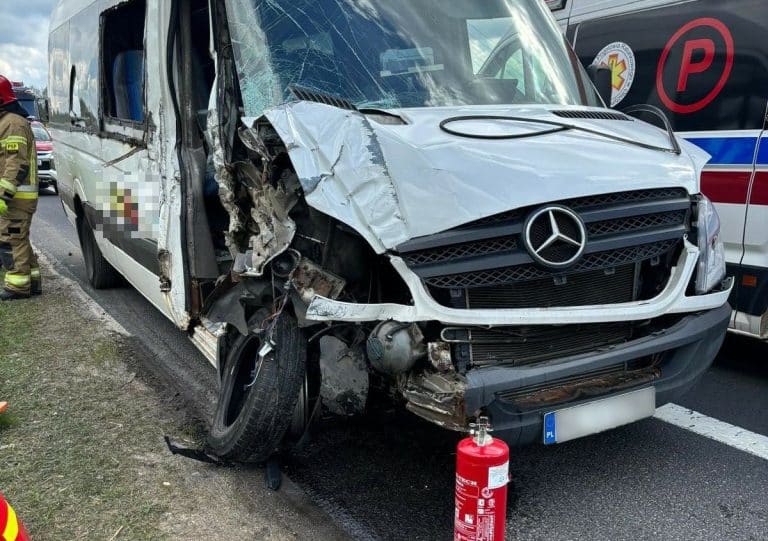 Na DK 16 bus zderzył się z maszyną drogową. 12 os&oacute;b poszkodowanych. AKTUALIZACJA