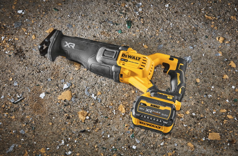 Piła szablasta czy wyrzynarka – które urządzenie wybrać do precyzyjnego cięcia?