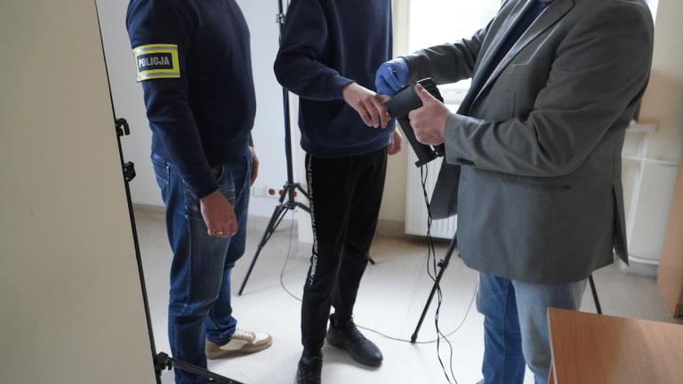 Ofiarę pobili, ukradli jej kurtkę i portfel. Szybko wpadli