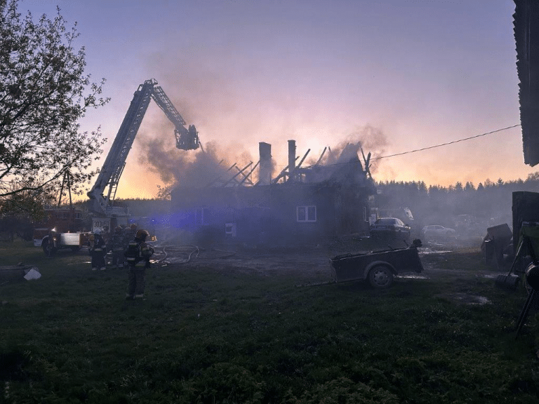 Pożar pozbawił braci domu. Teraz mierzą się z koniecznością odbudowy życia od podstaw