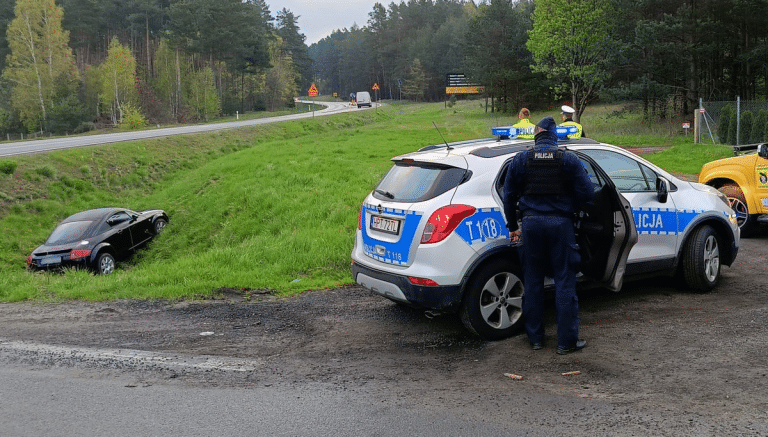 Nocne przygody kierowcy Audi. Z imprezy prosto do rowu!