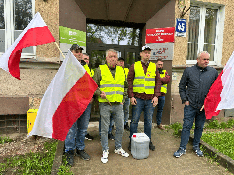 Jakie informacje uzyskali protestujący rolnicy z Warmii i Mazur od parlamentarzystów?