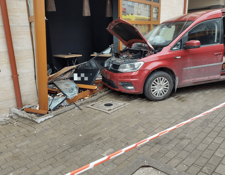 Kierowca volkswagena wjechał w lokal. Poszkodowana kobieta i dziecko