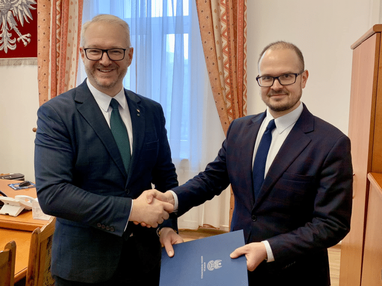 Wojewoda wręczył powołanie znanemu olsztyńskiemu mecenasowi na dyrektora AMW