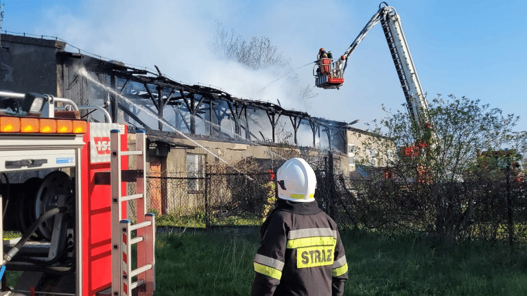 Strażacy walczą z pożarem hali magazynowej