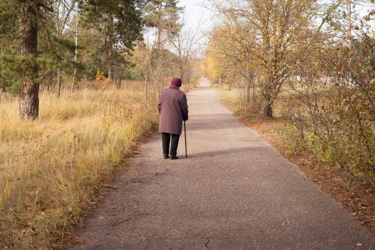Policjant po służbie w nocy pomógł staruszce błąkającej się po mieście