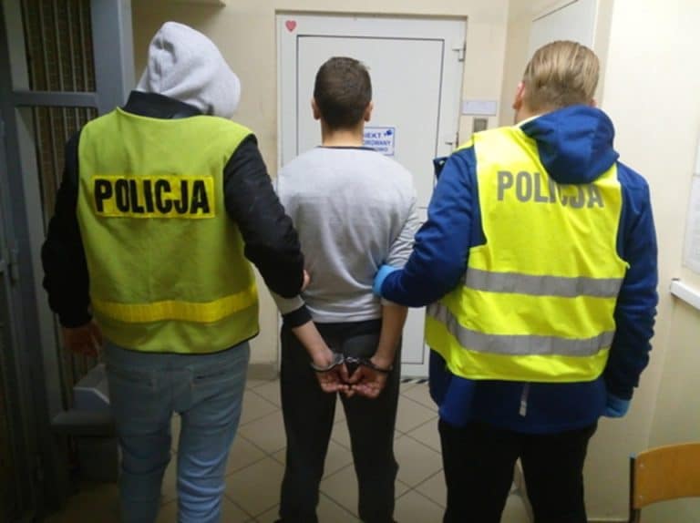 Olsztyn. Wszedł do sklepu, zabrał makaron z sosem, a potem ugryzł ekspedientkę