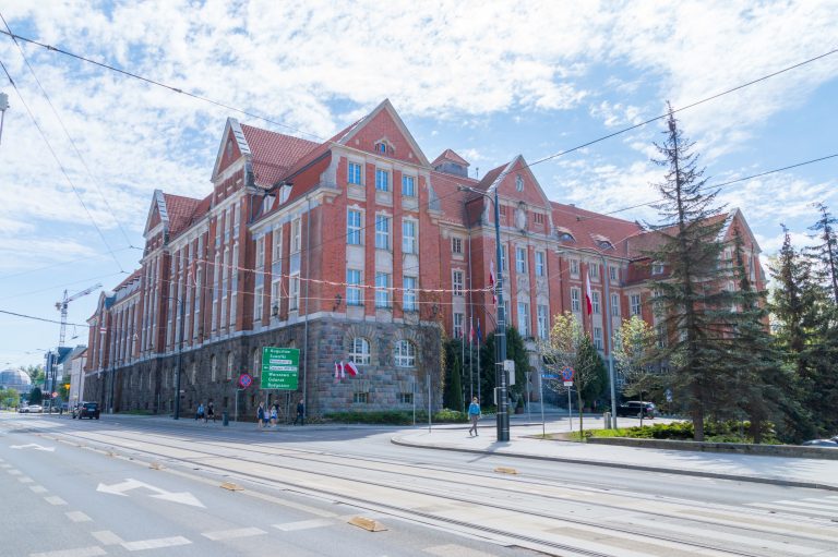 W 30-osobowym sejmiku woj. warmińsko-mazurskiego KO zdobyła 13 mandat&oacute;w