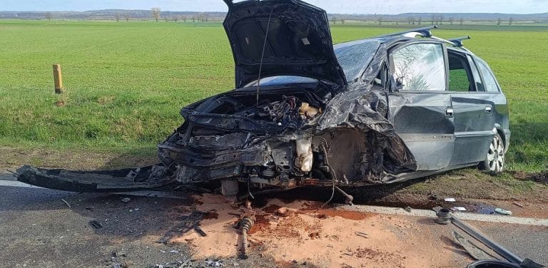 Czołowe zderzenie dwóch pojazdów na drodze wojewódzkiej