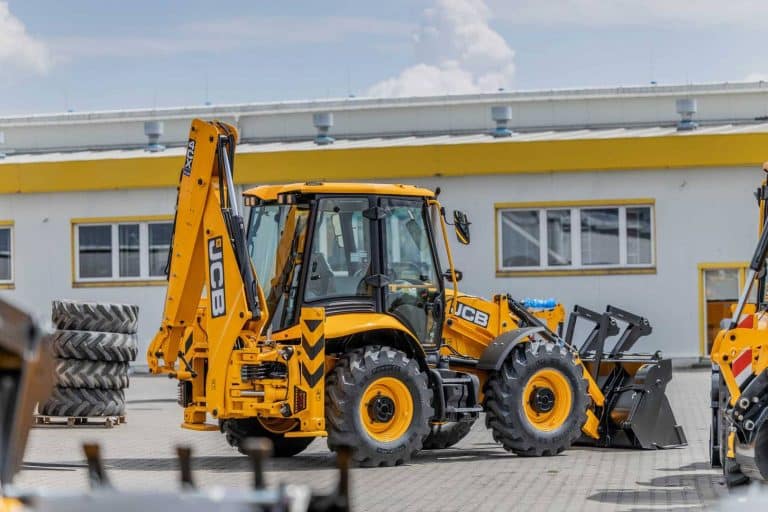 JCB 4CX — koparko-ładowarka o ponadprzeciętnych parametrach