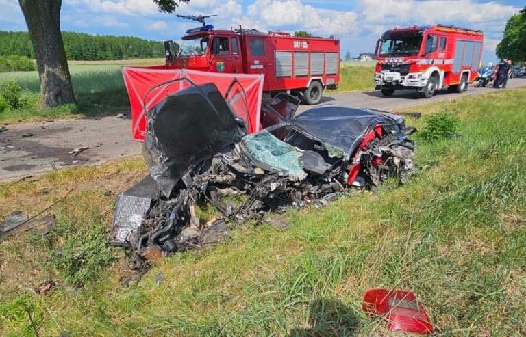 Dramatyczne skutki zderzenia dwóch aut. Młody mężczyzna nie żyje, kobieta walczy o życie
