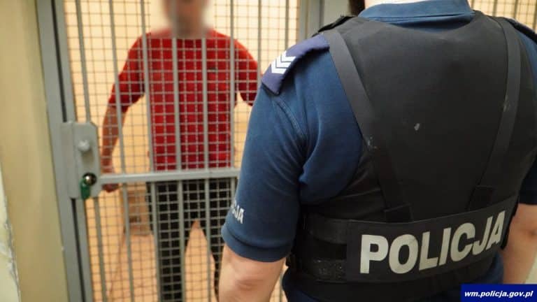 W furii mężczyzna pobił niewinnego nastolatka, a następnie zaatakował policjant&oacute;w