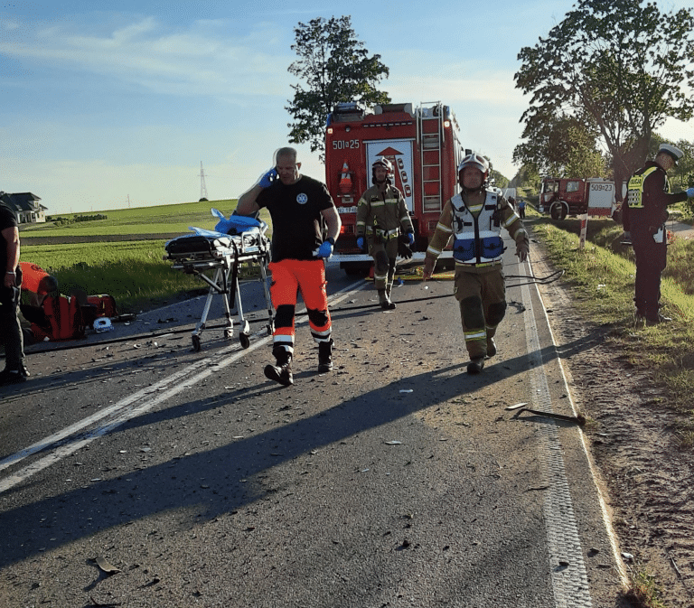 Dwa auta doszczętnie zniszczone. Kierowcom udało się przeżyć