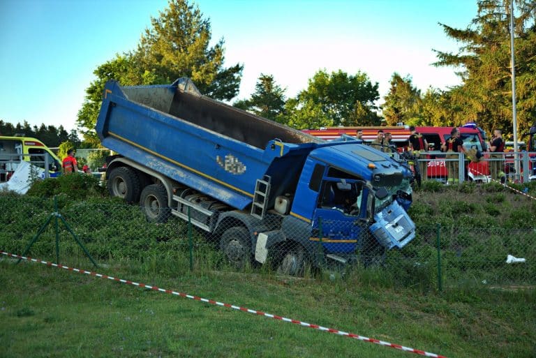 Kierowca ciężar&oacute;wki, kt&oacute;ra staranowała autobus, tłumaczył się w karetce, jak doszło do kolizji
