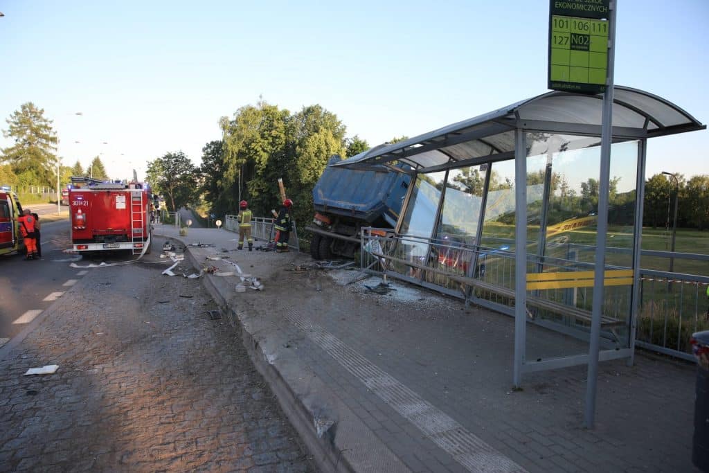 Wywrotka wbiła się w autobus miejski. Kierowca pijany. Poszkodowanych 26 osób wypadek Olsztyn, Wiadomości, zShowcase