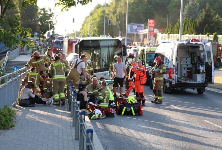 Wywrotka wbiła się w autobus miejski. Kierowca pijany. Poszkodowanych 26 os&oacute;b