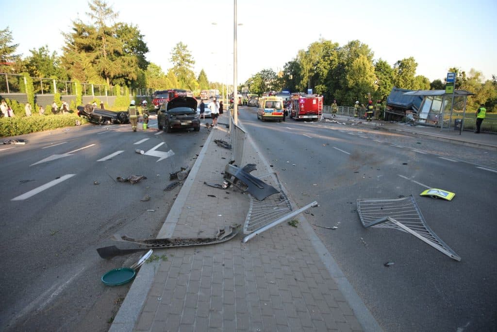 Wiemy kim jest kierowca, który staranował wywrotką autobus i cztery samochody wypadek Olsztyn, Wiadomości, zShowcase