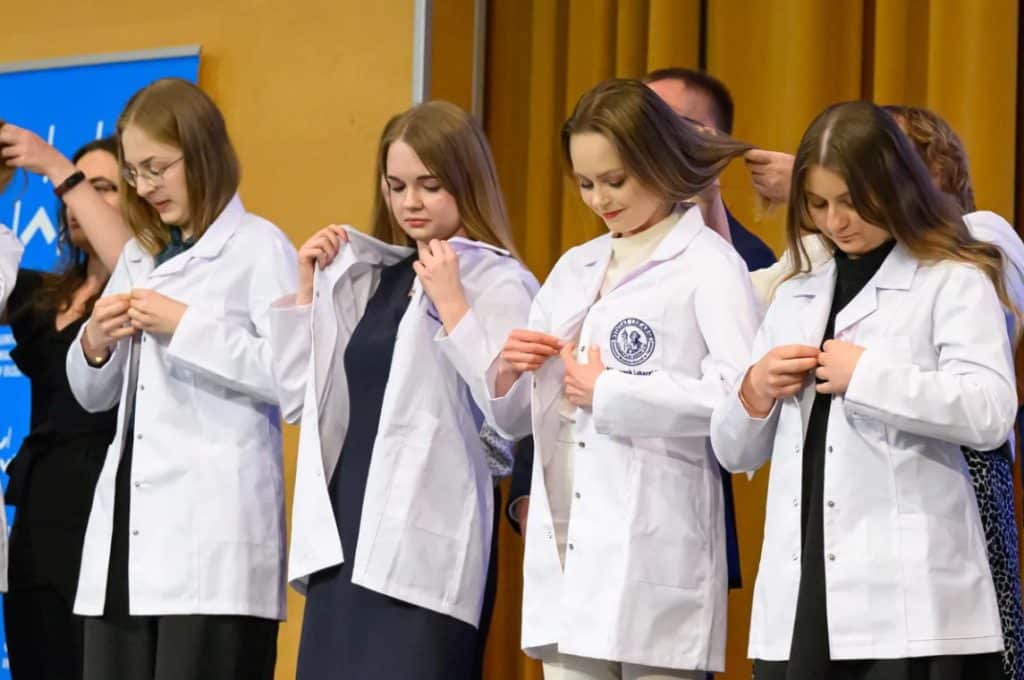 Nowy etap dla studentów medycyny UWM. Debiut w lekarskich strojach uwm Olsztyn, Wiadomości, zShowcase