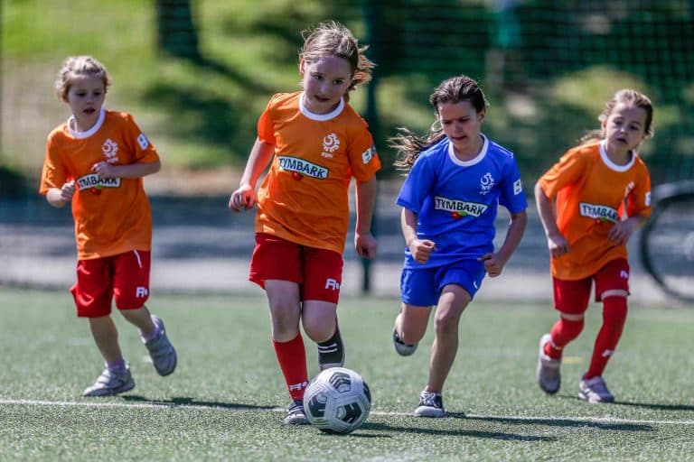 Młodzi piłkarze i piłkarki rywalizowały o Puchar Tymbarku 2024
