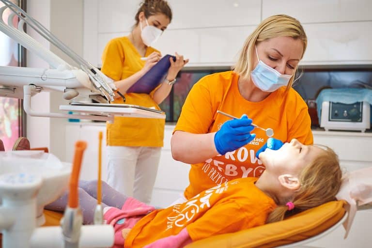 Alfa Dental zaprasza na bezpłatne przeglądy stomatologiczne dzieci z Fundacji Przyszłość dla Dzieci