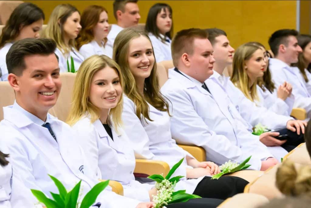 Nowy etap dla studentów medycyny UWM. Debiut w lekarskich strojach uwm Olsztyn, Wiadomości, zShowcase