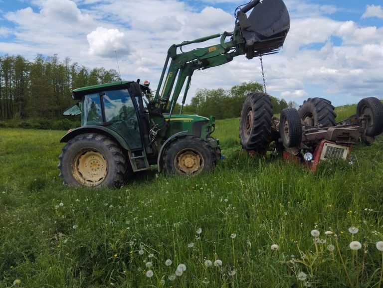 Mężczyzna przygnieciony przez ciągnik walczy o życie