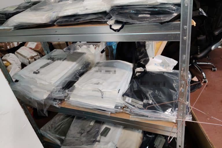 Rynek podr&oacute;bek rozbity. Zabezpieczono towary warte milion złotych