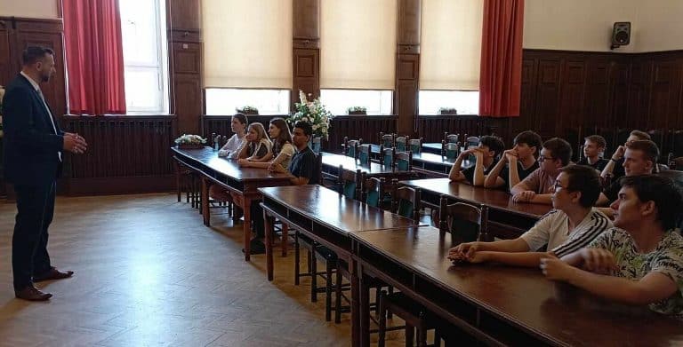 Młodzi obywatele na lekcji w ratuszu Olsztyna